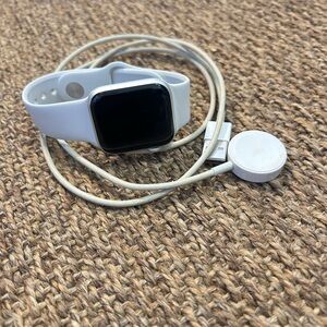 GUC Apple Watch Series 4 with White Band and Charger (Works)
